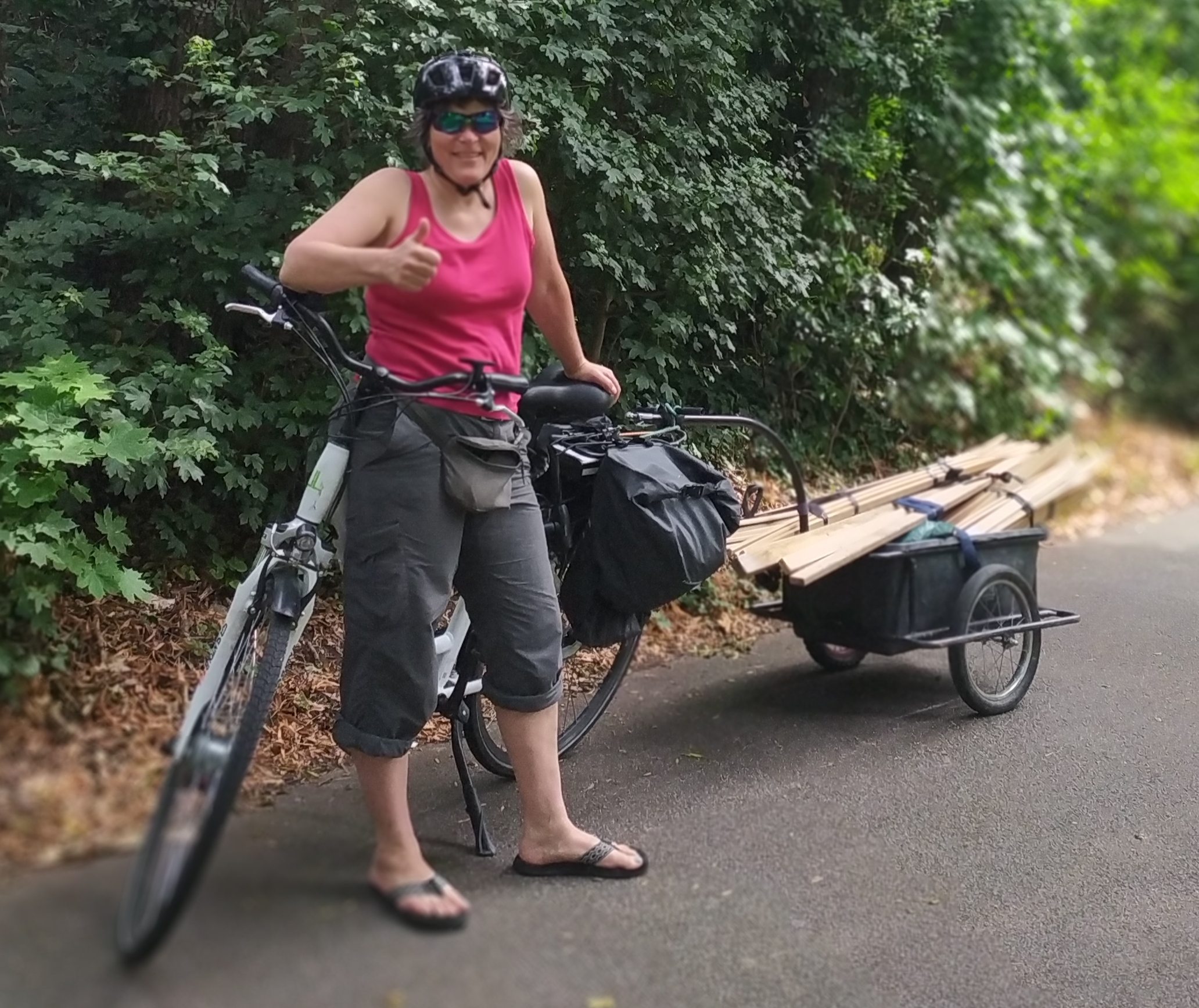 Jorinde Dehmel mit Material auf dem Weg zum Workshop