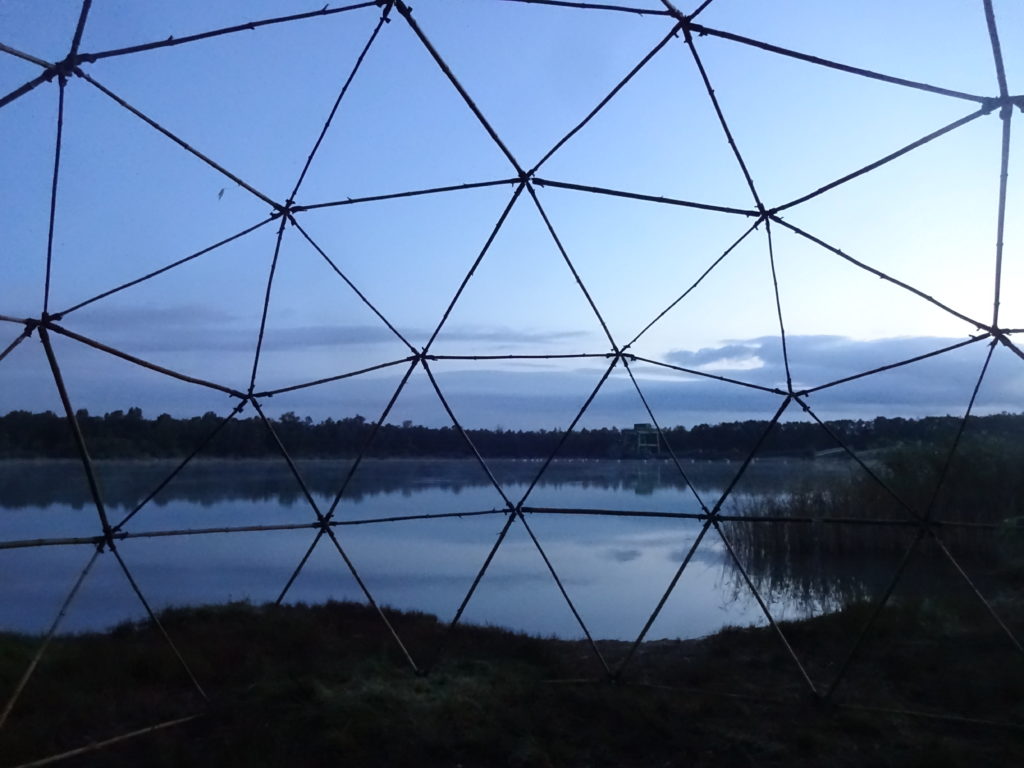 Geodome am See — Triangulation als Rahmen, Blick auf Wasser und Himmel